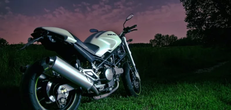 Viajar en moto de noche - Galgo