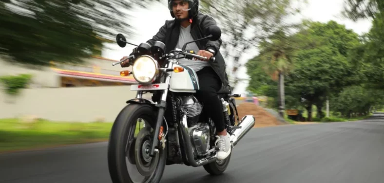 Conoce la postura correcta para manejar moto