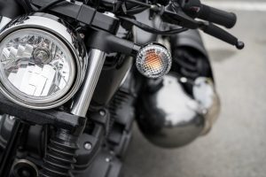 cómo quitar rayones del faro de una moto