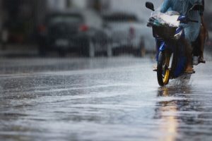 andar en moto con lluvia - Galgo